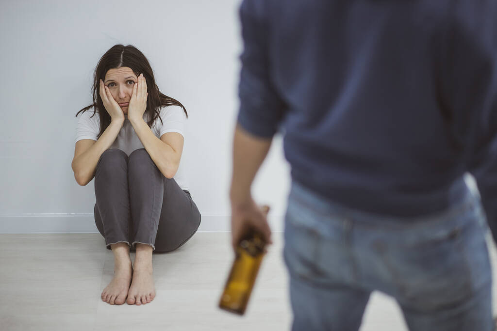 Concept de violence domestique dans une dispute familiale avec alcoolique ivre
. - Photo, image