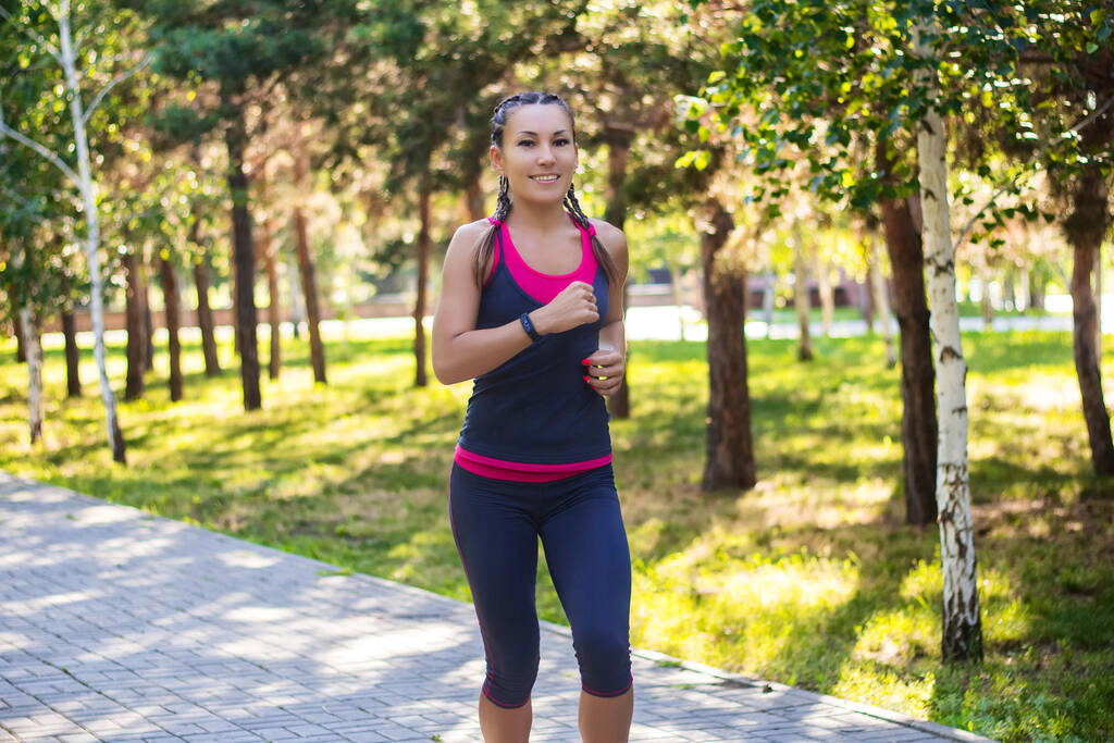 mulher desportiva fazendo jogging no parque
 - Foto, Imagem