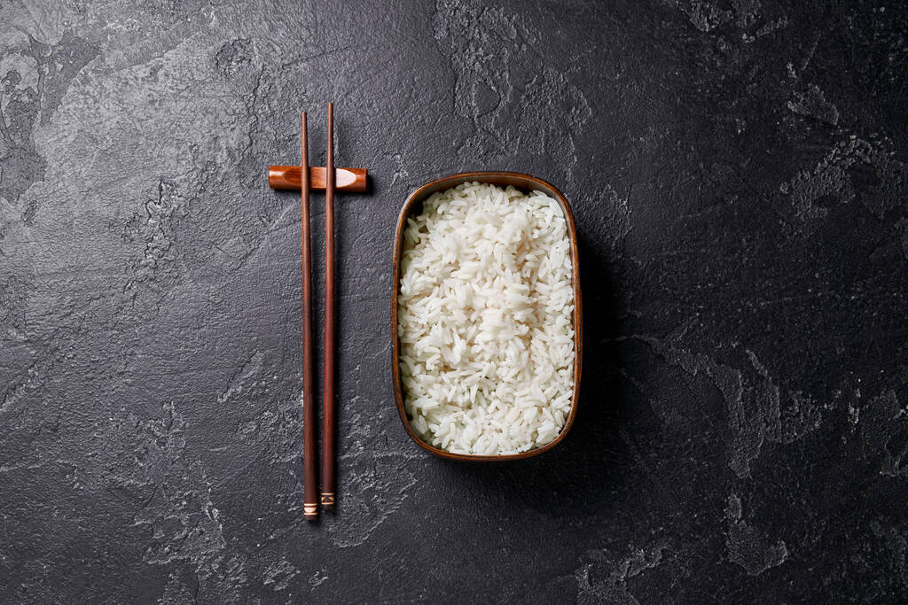 bento box με ρύζι και chopsticks. - Φωτογραφία, εικόνα