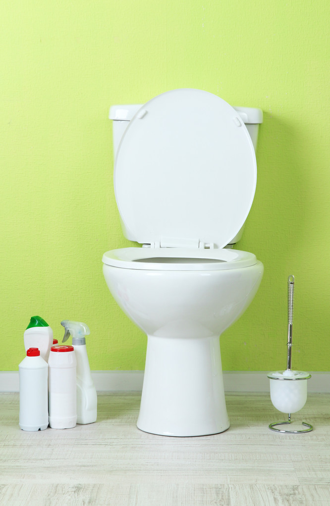 WC bianco e bottiglia più pulita in un bagno
 - Foto, immagini