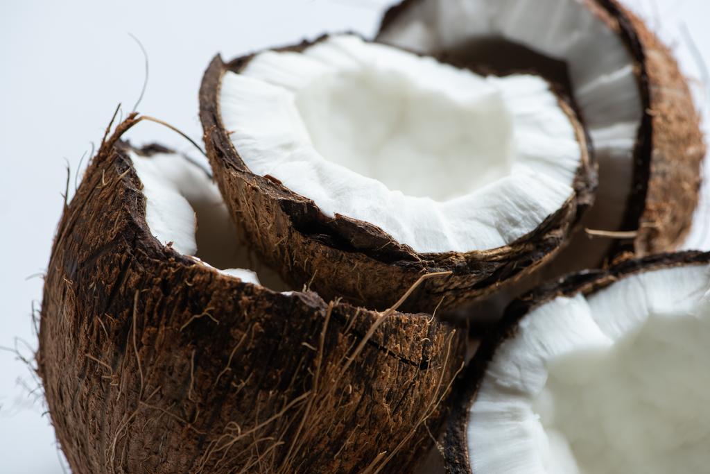close-up zicht op lekkere kokoshelften op witte achtergrond - Foto, afbeelding