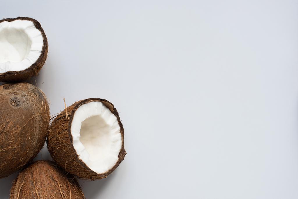 вид зверху на свіжі смачні тріщини кокосів на білому тлі
 - Фото, зображення