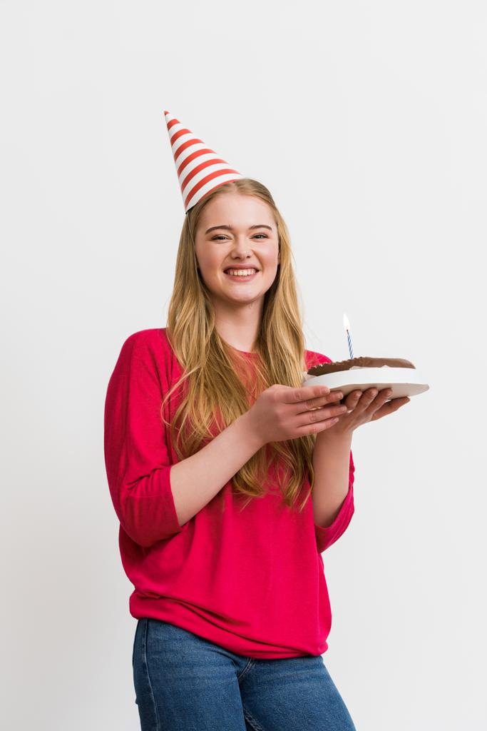 vrolijk vrouw in party cap houden verjaardag taart geïsoleerd op wit  - Foto, afbeelding
