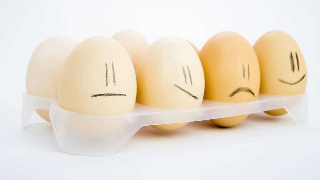 Яйця в лотку з сумними емоціями
. - Фото, зображення