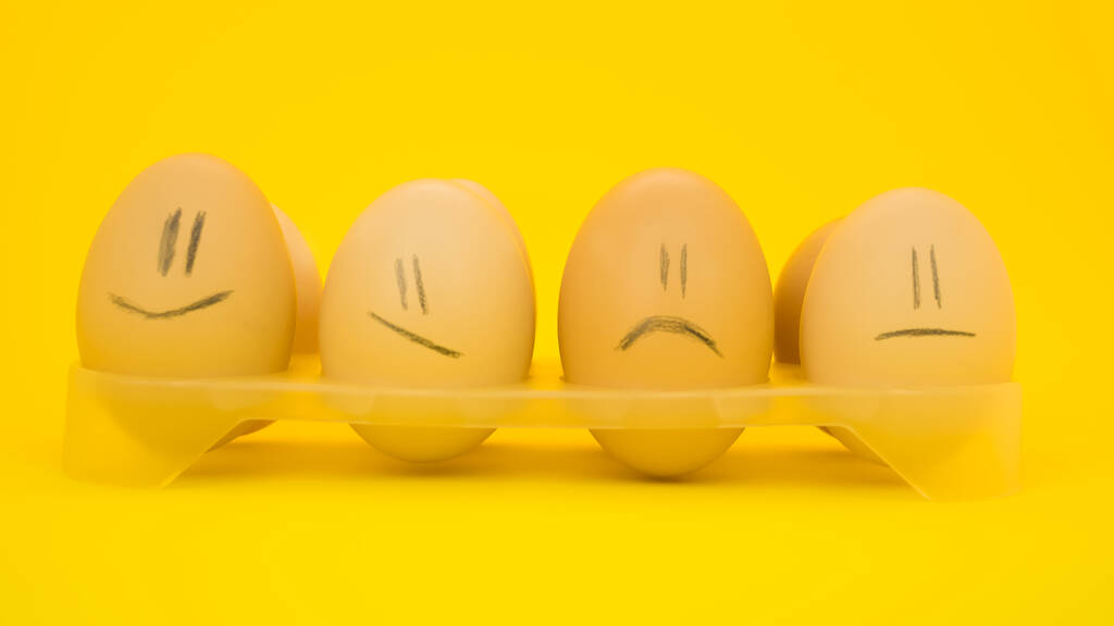Vicces tojások mosollyal a tálcán.. - Fotó, kép