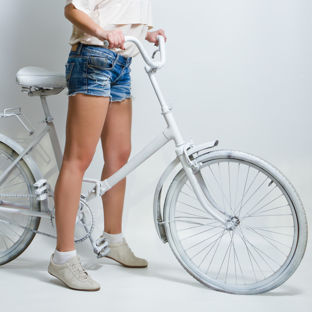 νεαρό κορίτσι το λευκό vintage ποδήλατο - Φωτογραφία, εικόνα