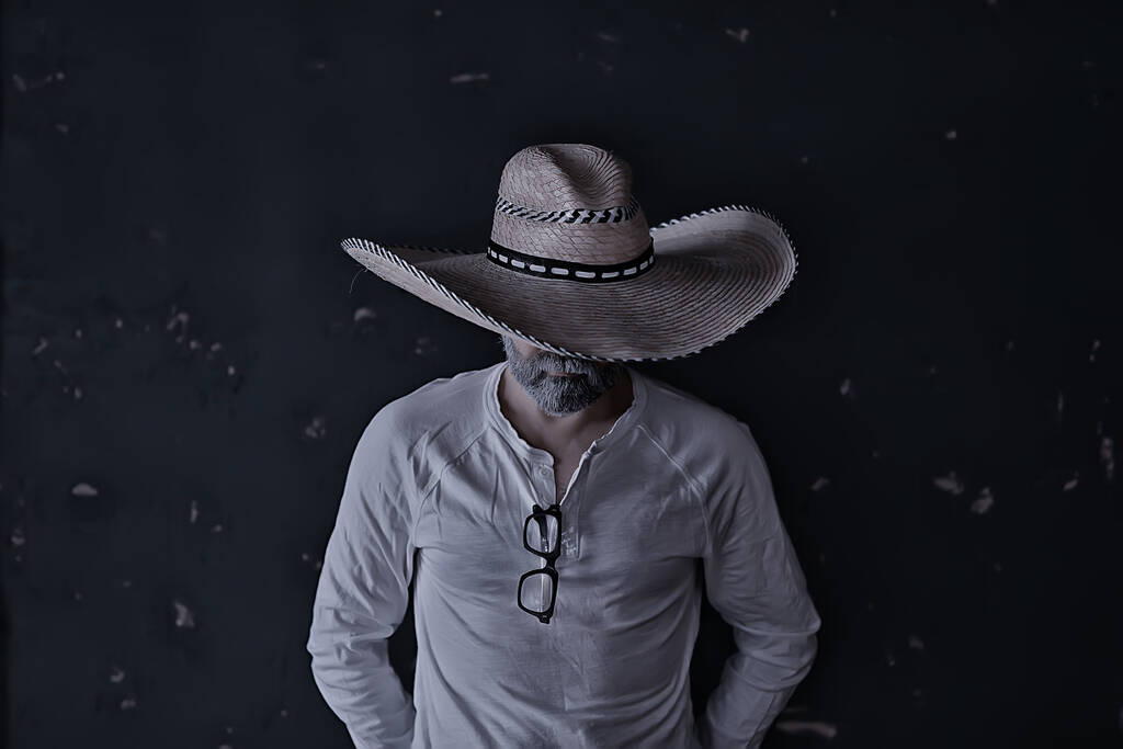 Sert kovboy şapkalı, saman, nostaljik, eski tarz, kızgın adam vahşi batı batı. - Fotoğraf, Görsel