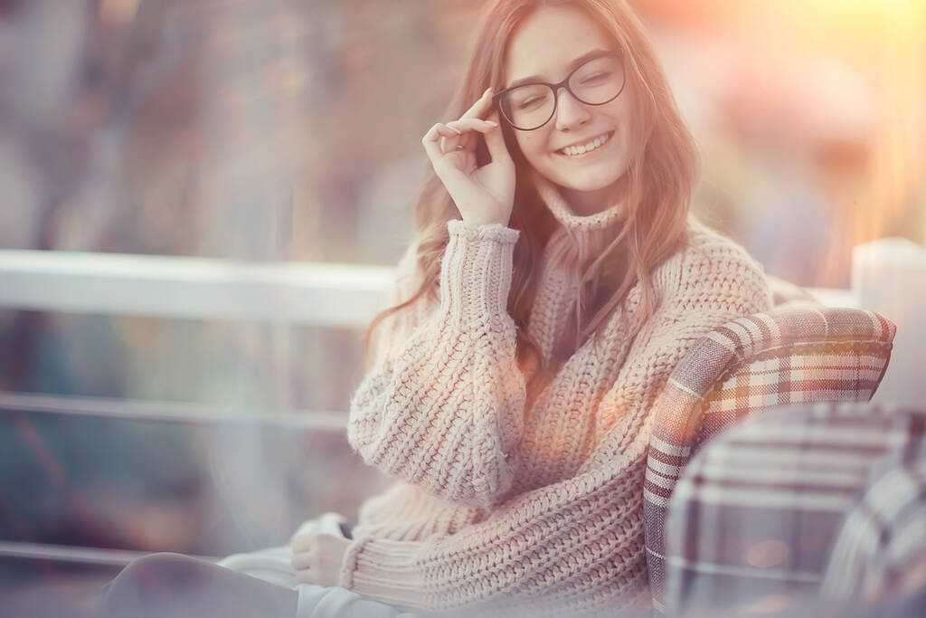 szczęśliwy dziewczyna jesień kawiarnia sweter koncepcja wizja model z okulary pozowanie - Zdjęcie, obraz