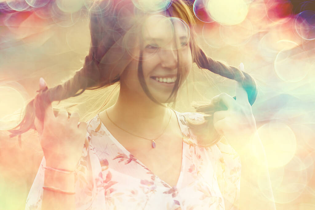 幸せな女の子笑顔夏の背景グレア太陽光線季節暖かい眺め - 写真・画像
