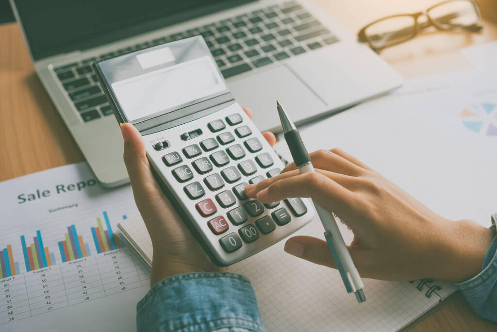 Účetní má ruku v kalkulačce. Pro analýzu nákladů Koncepce výpočtu zisků a ztrát a daní - Fotografie, Obrázek