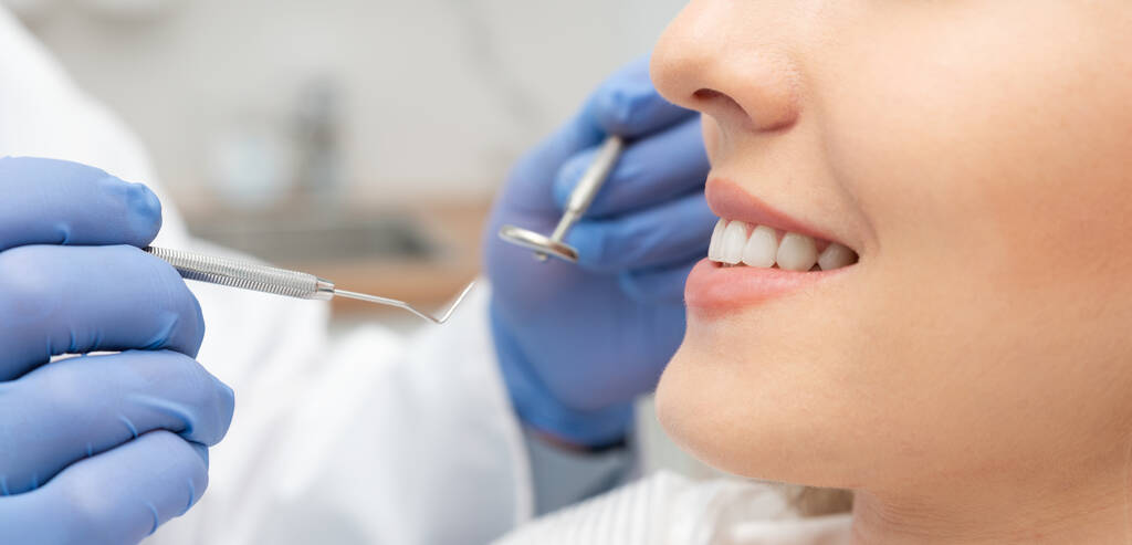 Молода жінка в стоматологічній клініці. Здоров'я зубів, концепція відбілювання зубів
. - Фото, зображення