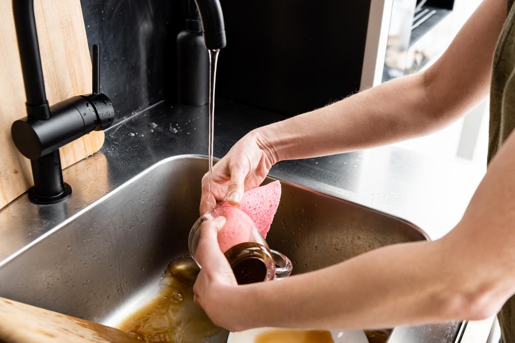 Vista recortada de la mujer taza de limpieza con trapo en fregadero de cocina
  - Foto, imagen