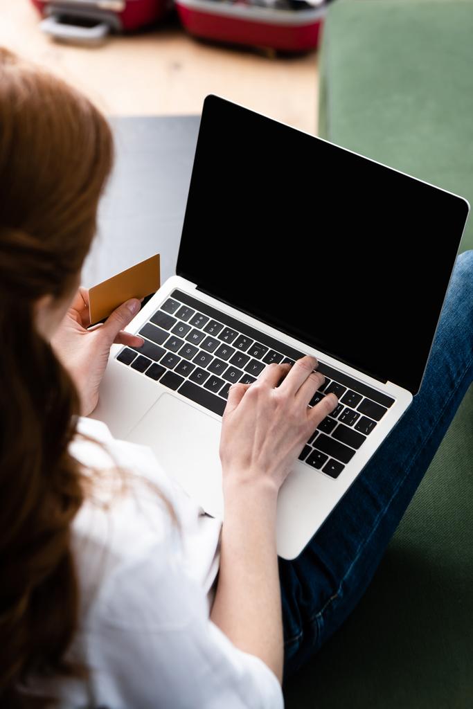 A laptopot és hitelkártyát otthon használó nő szelektív fókusza  - Fotó, kép