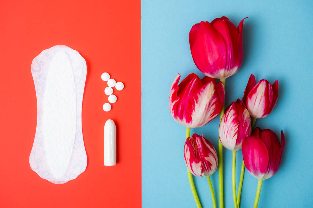 Menstruación. Tampón de algodón blanco con pastillas
  - Foto, Imagen