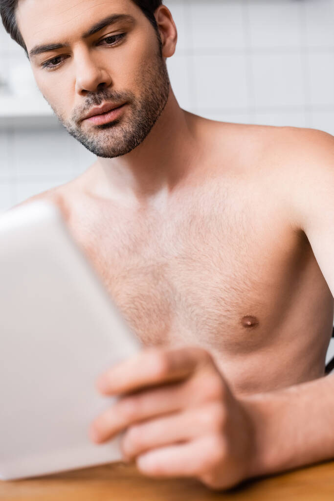 guapo sexy hombre sin camisa usando tableta digital, auto aislamiento
 - Foto, Imagen