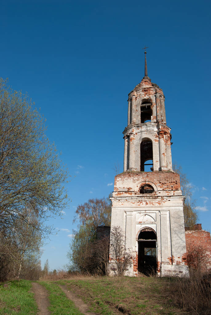 Tver Region, Kimrsky District, Baklanovo Village, Rusland 28 april 2012: Kerk van de Opstanding van het Woord. De klokje toren van de vernietigde tempel. - Foto, afbeelding