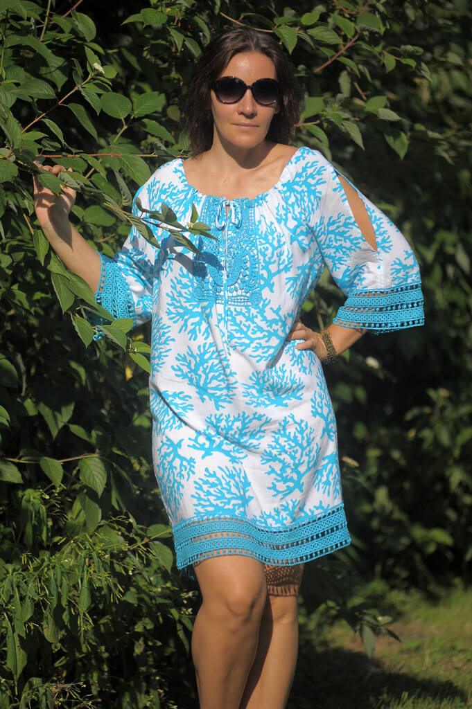 giovane donna in abito blu e occhiali da sole in estate nel parco
 - Foto, immagini