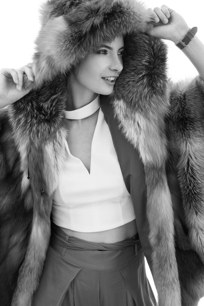 Mujer hermosa de invierno en abrigo de piel. Belleza moda modelo chica. - Foto, imagen