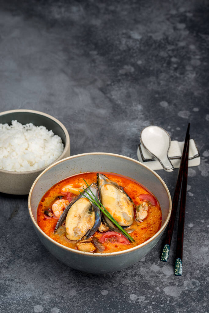 Sopa de Tom yum con arroz de mariscos en la decoración
 - Foto, Imagen