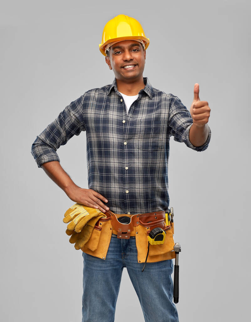 boldog indiai munkás vagy építész mutatja hüvelykujját felfelé - Fotó, kép