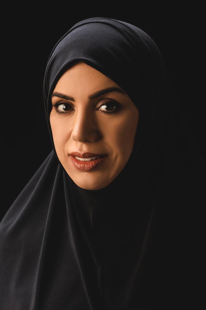 Retrato de un hermoso refugiado musulmán en hiyab aislado en negro
  - Foto, Imagen