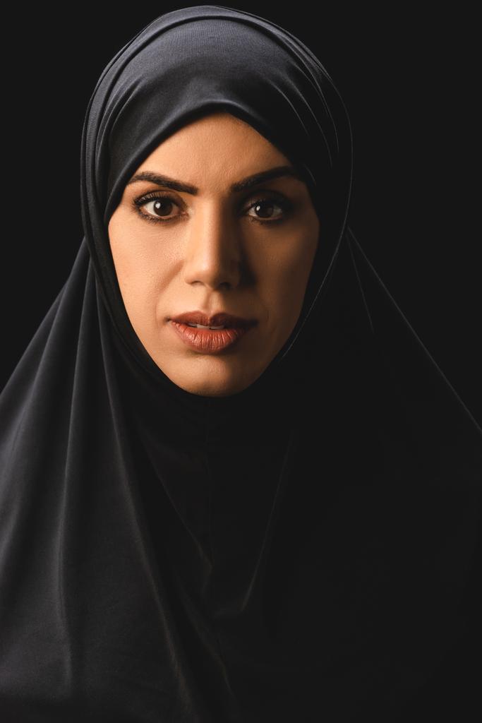 Portré gyönyörű muszlim nő a hagyományos hidzsáb néz kamera elszigetelt fekete  - Fotó, kép