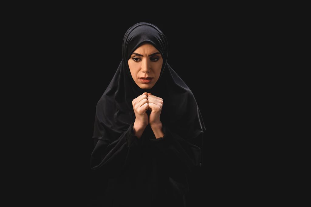 Droevige moslim vluchteling kijkt weg geïsoleerd op zwart  - Foto, afbeelding