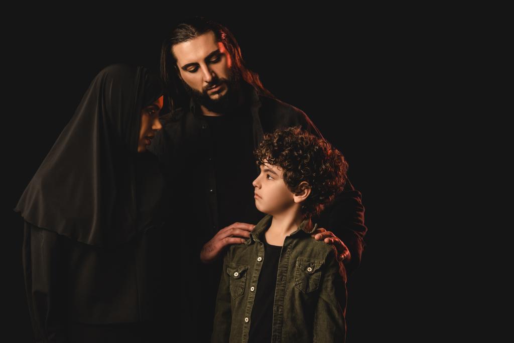 Мусульманские родители обнимают сына, изолированного от чёрного
  - Фото, изображение