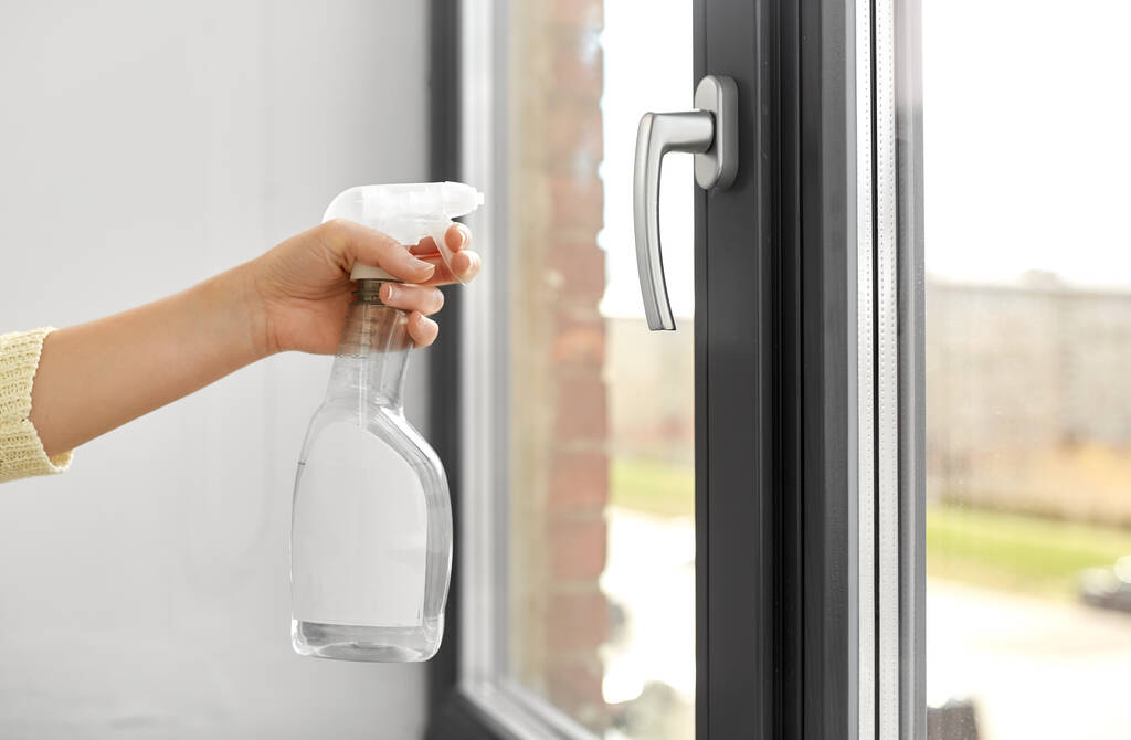 manija de la ventana de limpieza de manos con detergente
 - Foto, Imagen