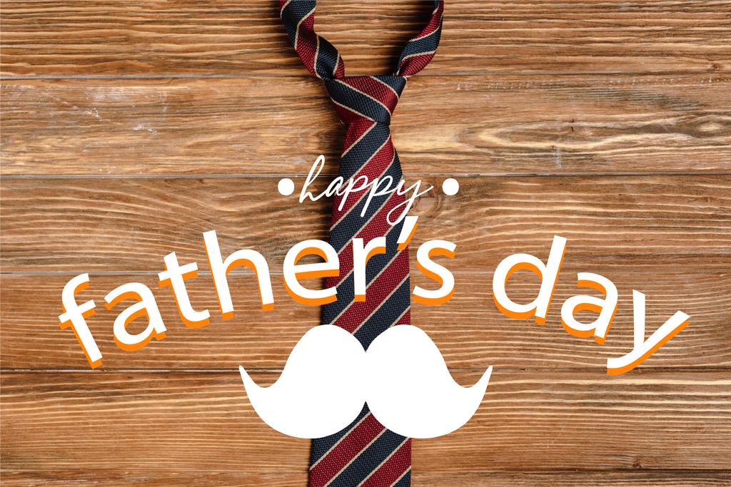 Вид сверху полосатого галстука на деревянном фоне, иллюстрация Дня счастливых отцов
 - Фото, изображение