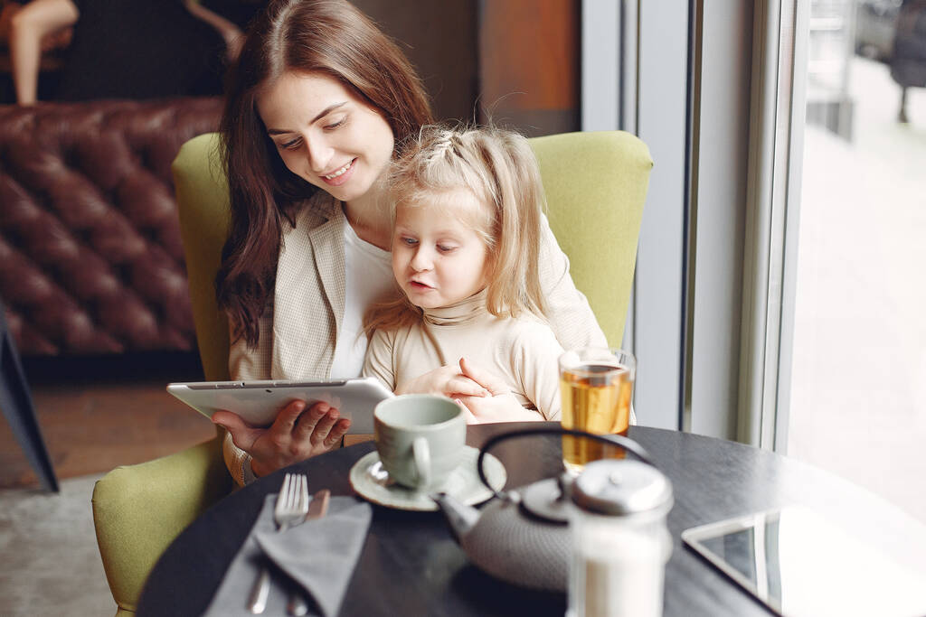 Madre con figlia seduta in un caffè
 - Foto, immagini