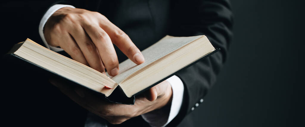 Closeup de leitura homem dedo apontando texto em conceitos Book.education
 - Foto, Imagem