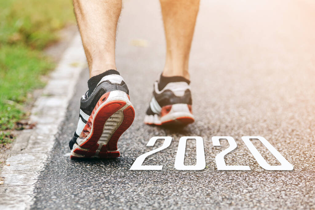 Nieuwjaar 2020 Concept.Close-up schot van Runner man voeten lopen op de weg. - Foto, afbeelding