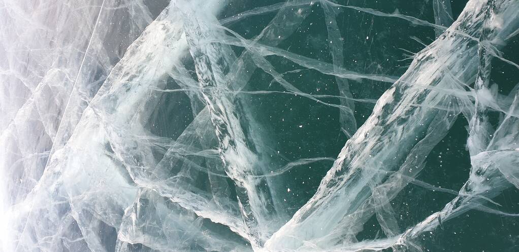 Lód jeziora Baikal. Okazuje się interesującym wzorem stworzonym przez samą naturę..  - Zdjęcie, obraz