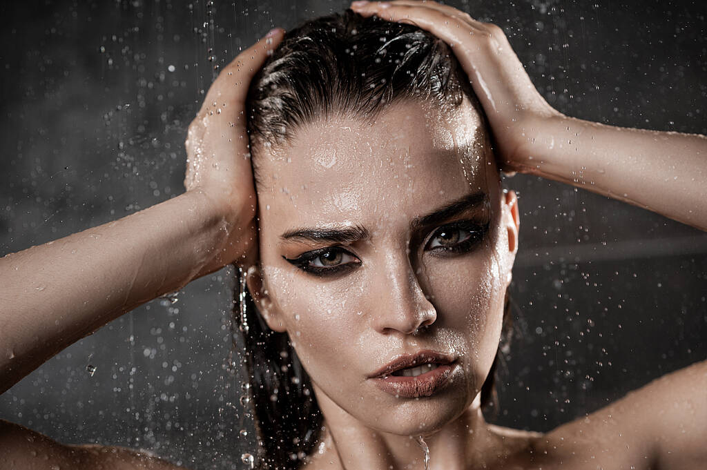 mokra piękna brunetka pod prysznicem z nagim biustem - Zdjęcie, obraz