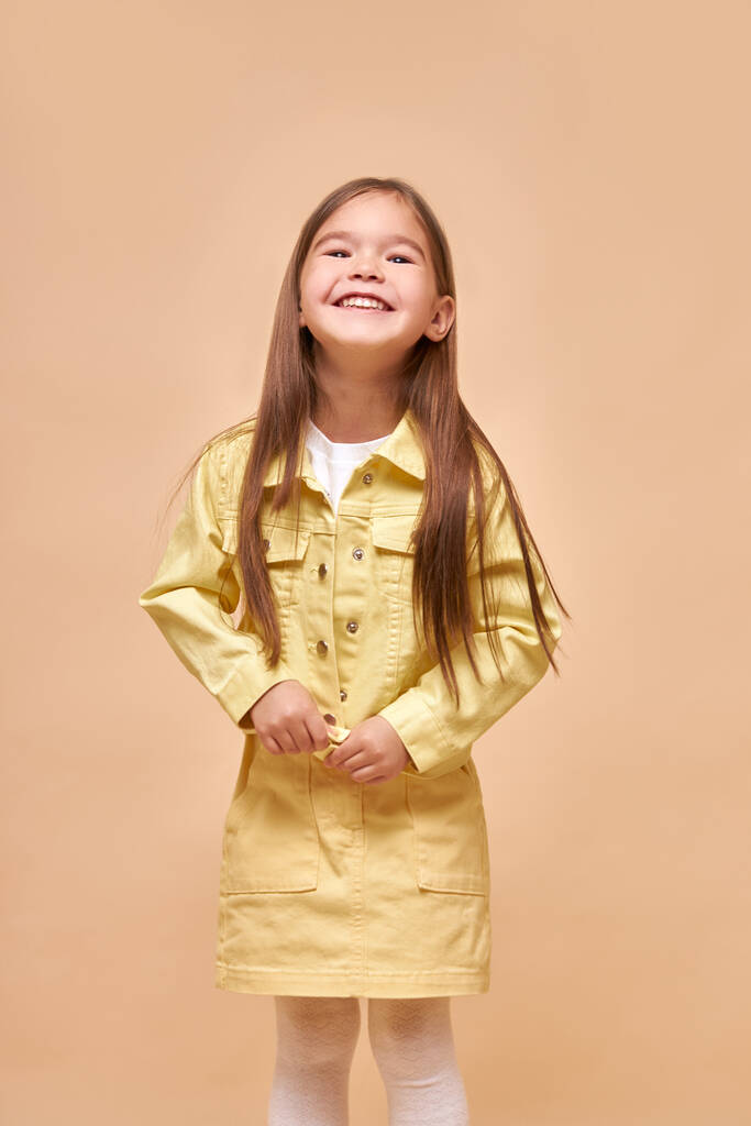 πορτρέτο του θετικού καυκάσιου κοριτσιού που ποζάρει στην κάμερα - Φωτογραφία, εικόνα