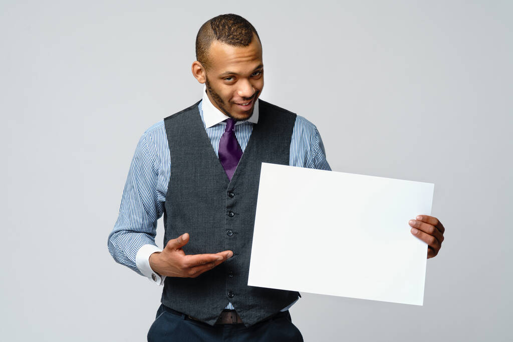 professionele Afrikaans-Amerikaanse zakenman - presenteren bedrijf blanco teken - Foto, afbeelding