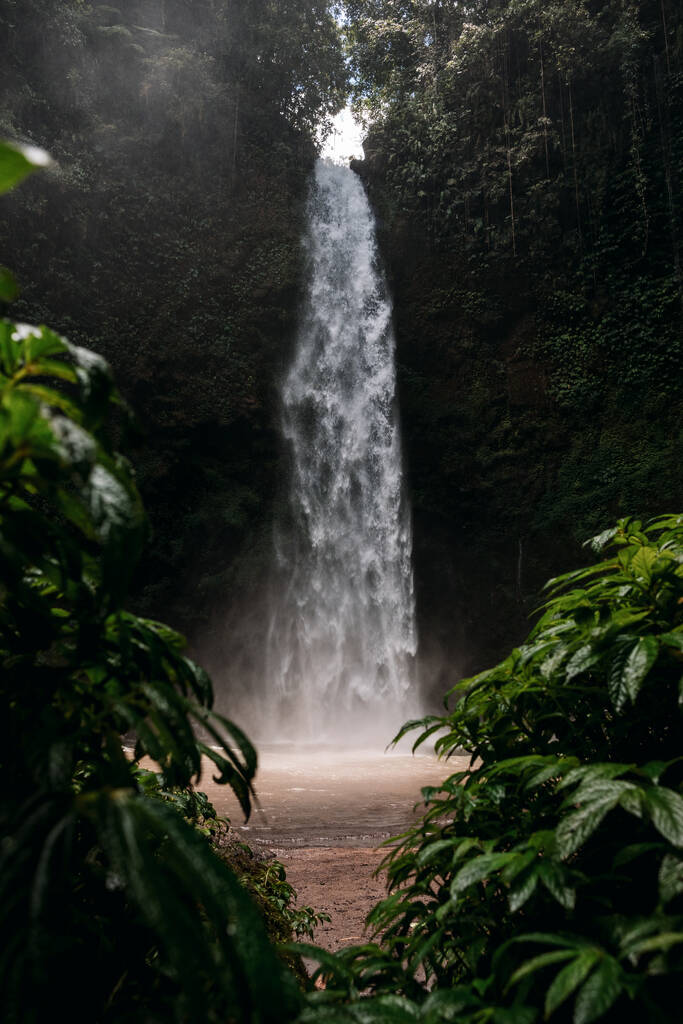 Cascada de Nungnung salpicando en la selva de Bali, Indonesia
 - Foto, imagen