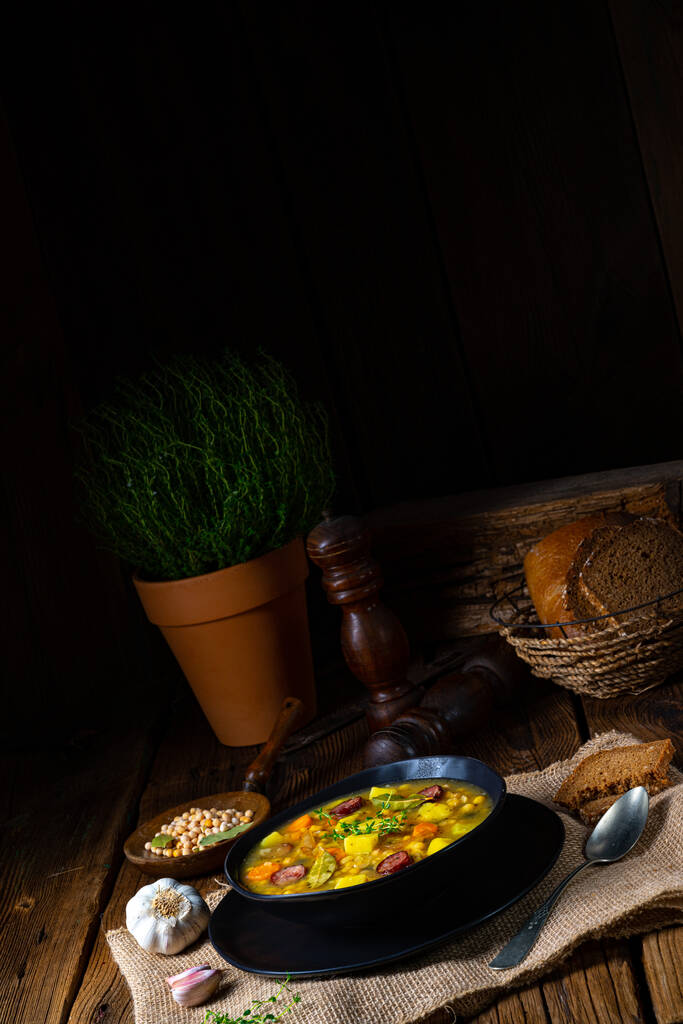 Рустикальний гороховий суп з беконом та ковбасками
 - Фото, зображення