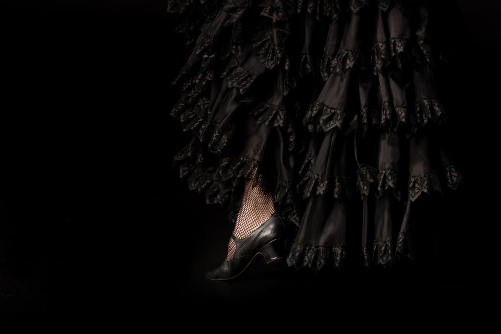καλλιεργημένη άποψη της γυναίκας σε ψηλοτάκουνα παπούτσια χορό φλαμένκο απομονώνονται σε μαύρο - Φωτογραφία, εικόνα
