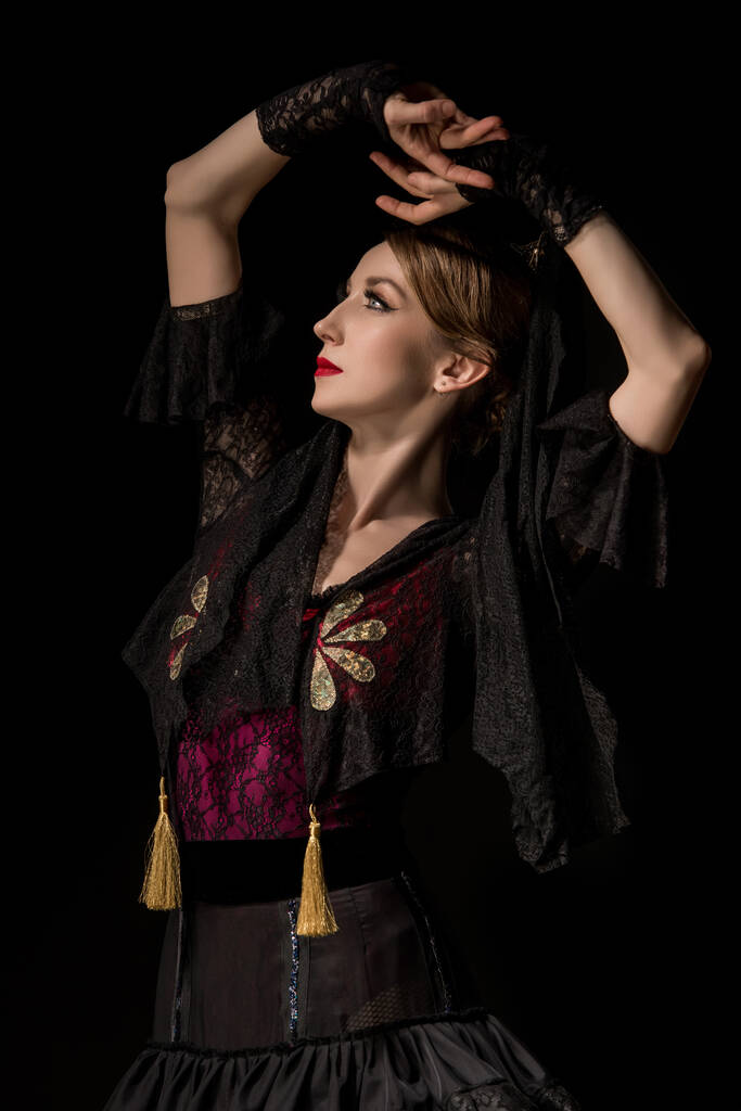 bellissima ballerina con le mani sopra la testa ballando il flamenco isolato sul nero
 - Foto, immagini