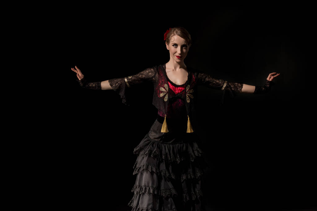 mulher atraente com as mãos estendidas dançando flamenco isolado em preto
 - Foto, Imagem