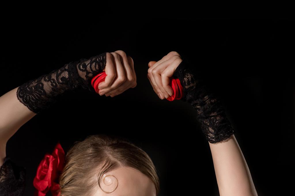 vista cortada de dançarina de flamenco segurando castanholas isoladas em preto
  - Foto, Imagem