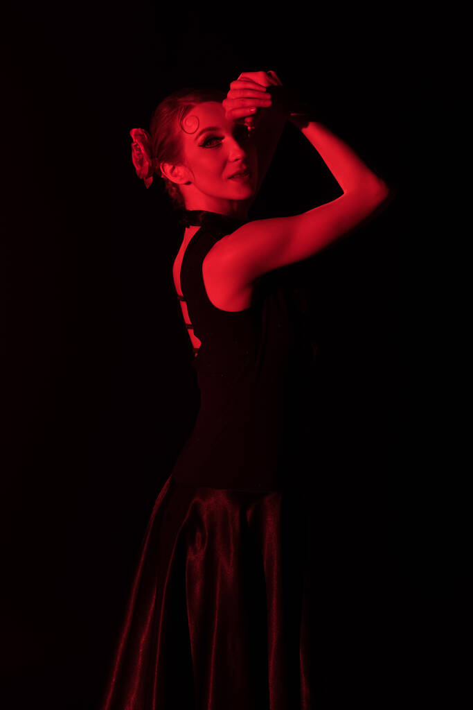 красное освещение на привлекательной танцовщице фламенко в платье, изолированном на черном
   - Фото, изображение