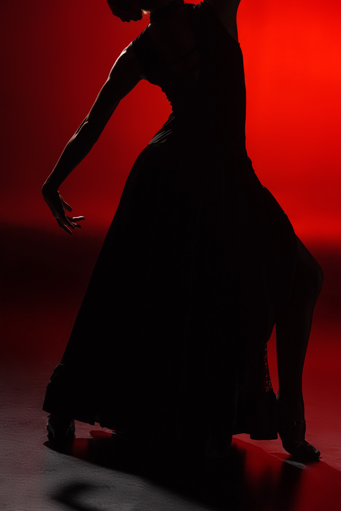kivágott kilátás fiatal és elegáns nő tánc flamenco piroson - Fotó, kép