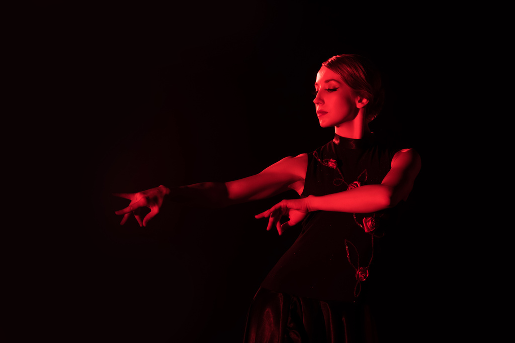 iluminación roja sobre hermosa mujer bailando flamenco aislado sobre negro
   - Foto, imagen