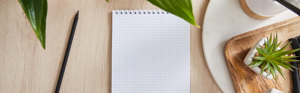 Draufsicht auf grüne Pflanzen, leeres Notizbuch mit Bleistift auf Holzoberfläche, Panoramaaufnahme - Foto, Bild