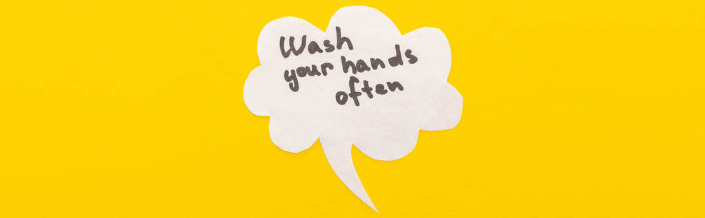 Ansicht von Sprechblasen mit Händewaschen Schriftzug auf gelbem Hintergrund, Panoramaaufnahme - Foto, Bild