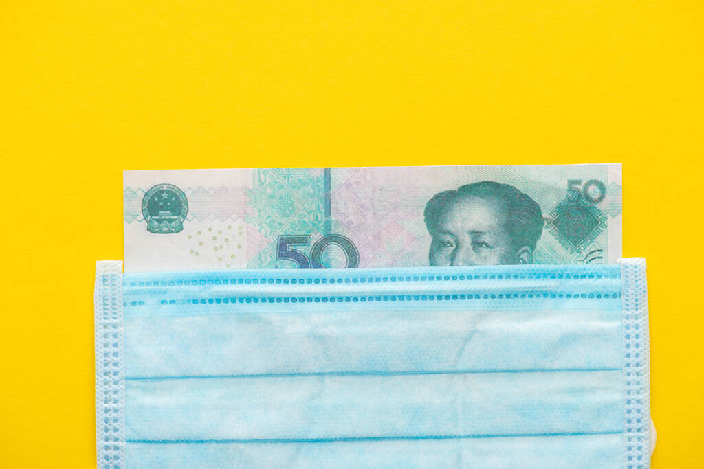 vista superior del billete y la máscara médica sobre fondo amarillo
 - Foto, imagen