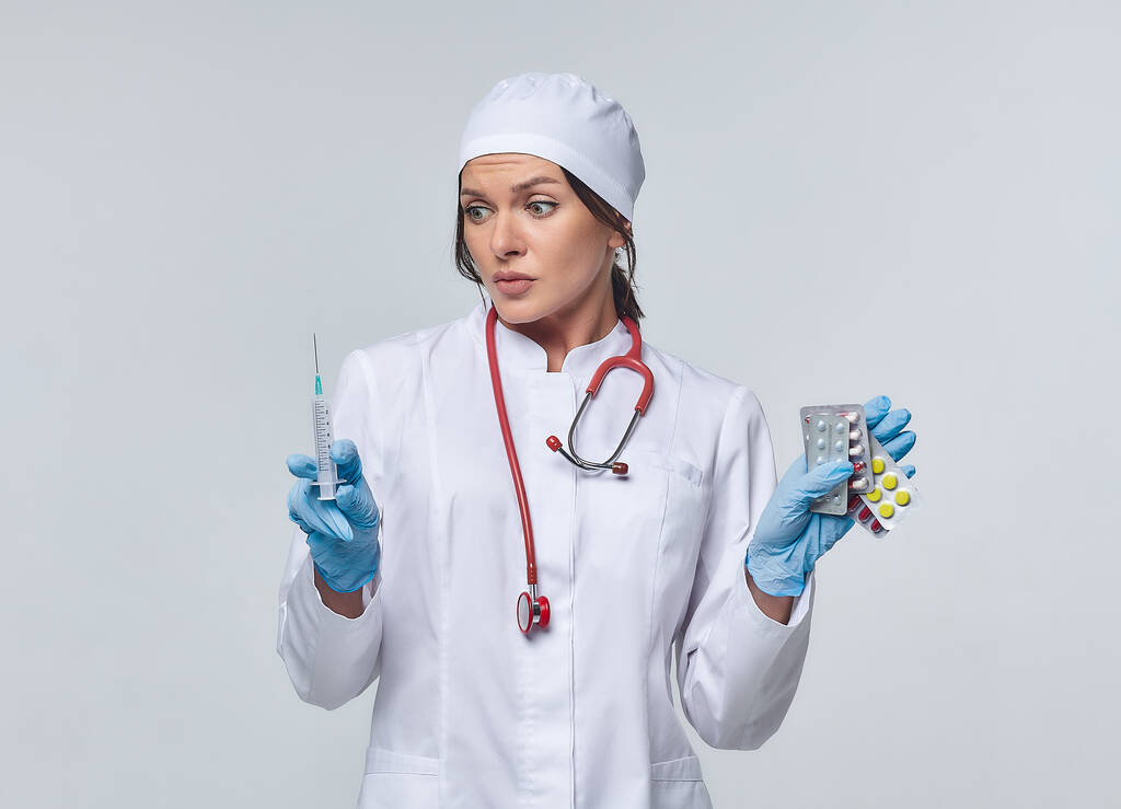 Lékařská koncepce ženského lékaře v bílém plášti se stetoskopem, doktore. Žena nemocnice se dívá do kamery a usmívá, Studio, Bílé pozadí - Fotografie, Obrázek